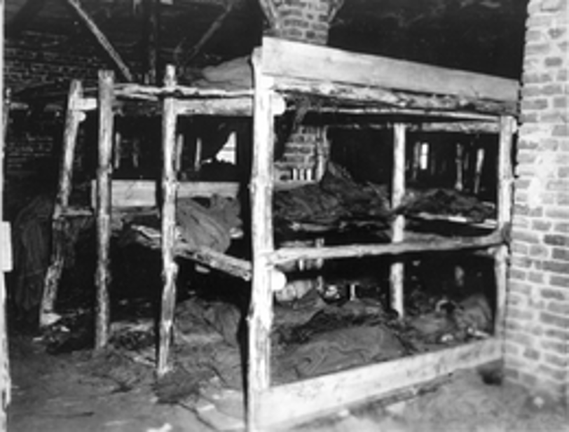 Innenaufnahme einer Unterkunftsbaracke, Foto: United States Holocaust Memorial, #10262A, 1945 (ANg 1994-3101)